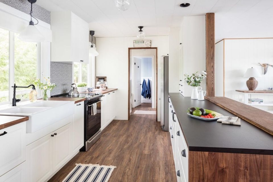 Dark Wood Look Floors in Country Style Kitchen 